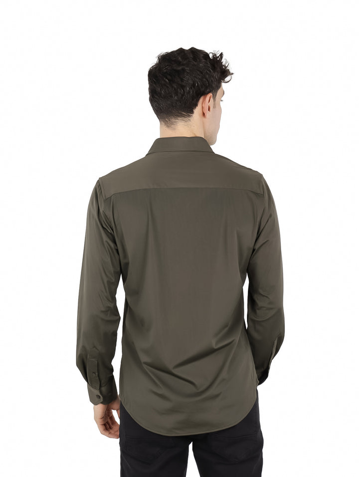 Hombre vistiendo una camisa de manga larga color oliva con cuello y botones.