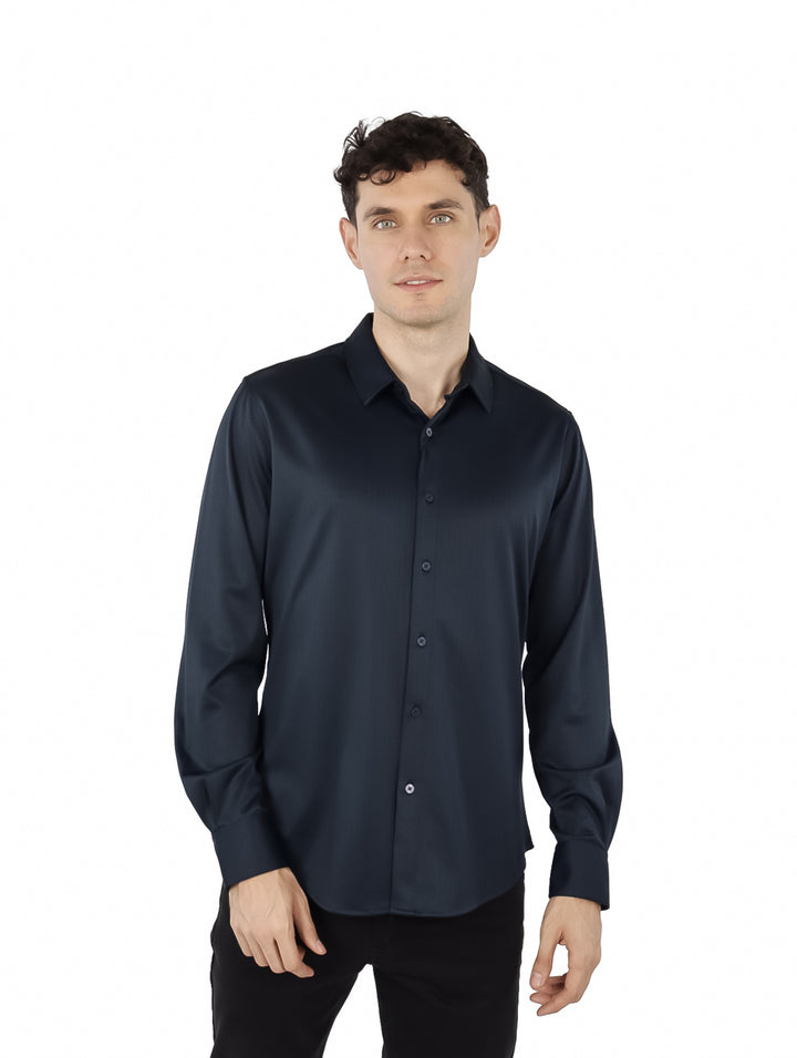 Hombre vistiendo una camisa de manga larga color teal con botones y cuello.