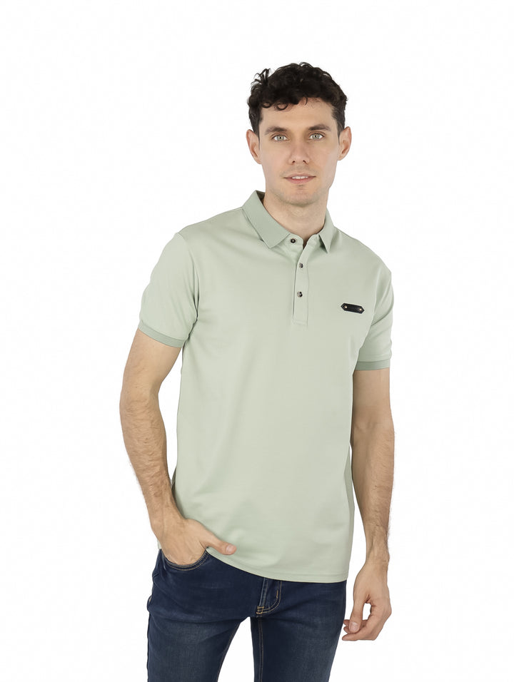 Hombre vistiendo una playera polo de color verde claro con cuello y manga corta.