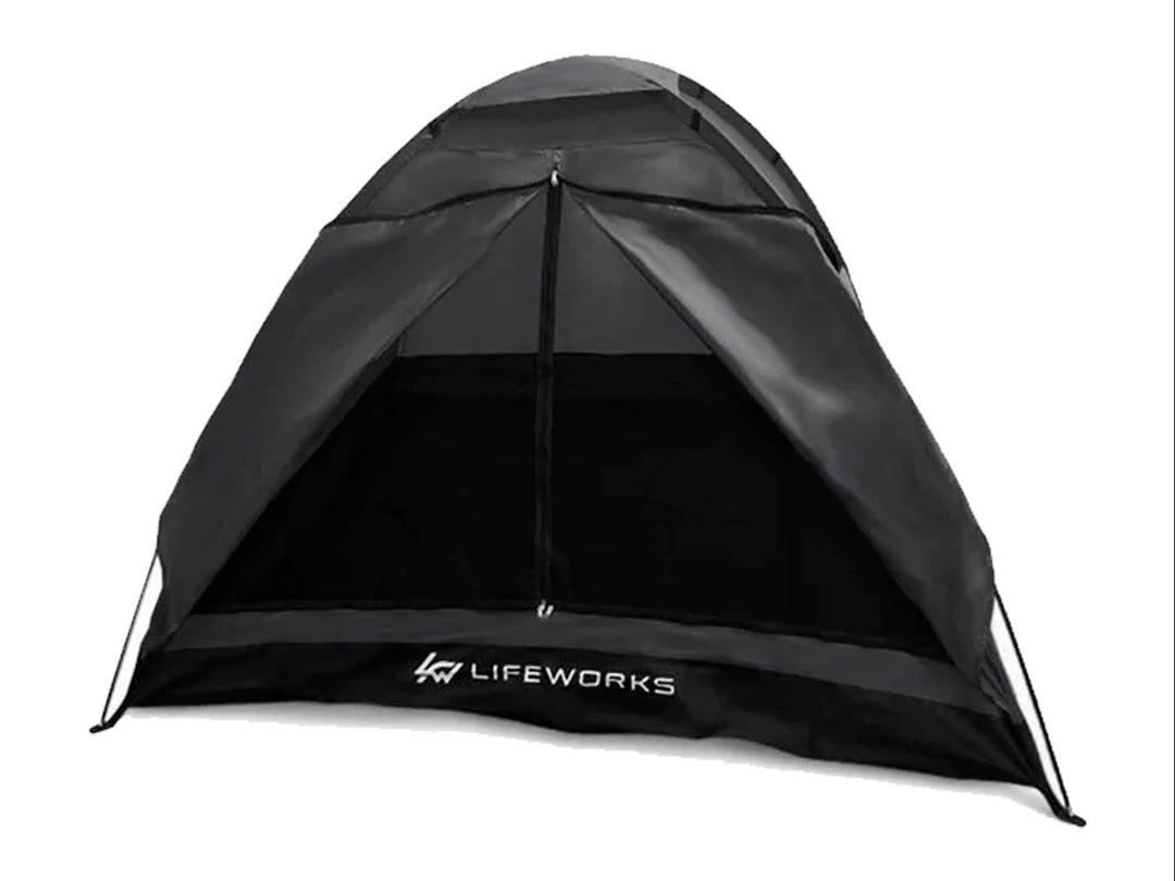 Tienda de campaña Lifeworks para 2 personas en color negro con diseño de domo y malla frontal.