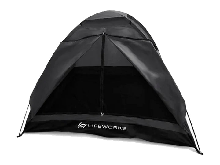 Tienda de campaña Lifeworks para 2 personas en color negro con diseño de domo y malla frontal.