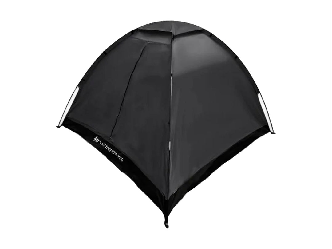 Tienda de campaña Lifeworks para 2 personas en color negro con diseño de domo y malla frontal.
