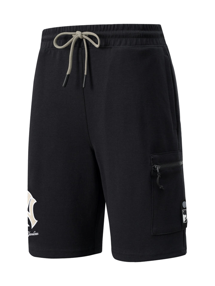 Short deportivo negro para hombre con bolsillo lateral con cierre y cordón ajustable en la cintura.