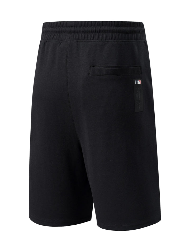 Short deportivo negro para hombre con bolsillo lateral con cierre y cordón ajustable en la cintura.