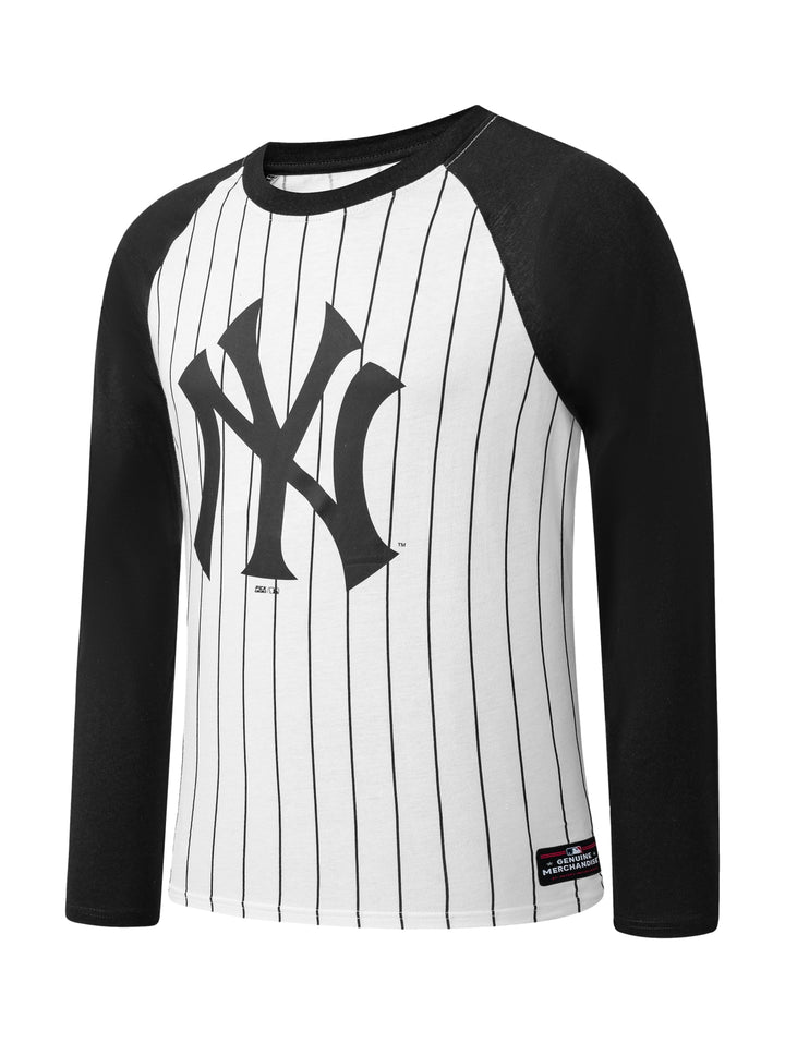 Camiseta de manga larga blanca con rayas negras y mangas negras con logo de New York Yankees.