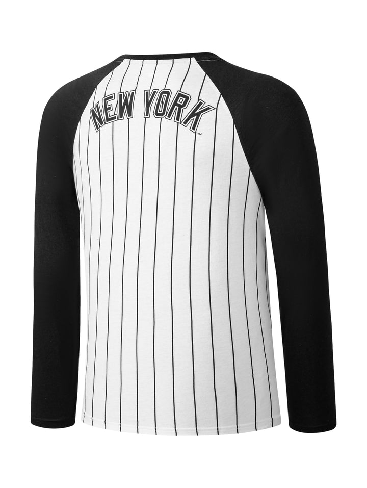 Camiseta de manga larga blanca con rayas negras y mangas negras con logo de New York Yankees.
