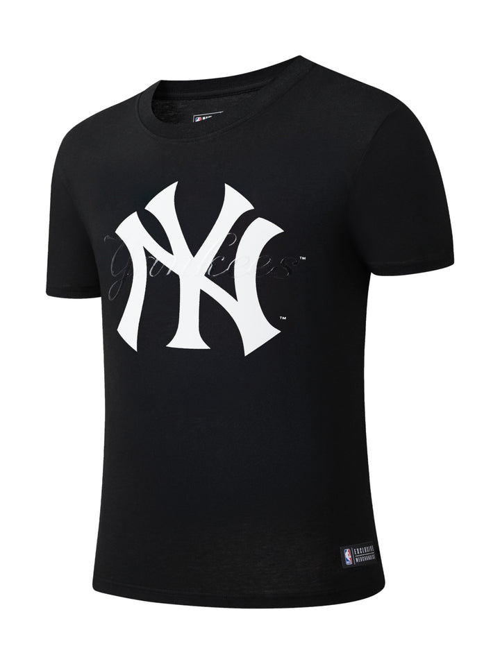 Camiseta deportiva negra de manga corta con el logotipo de los New York Yankees en blanco en el pecho.