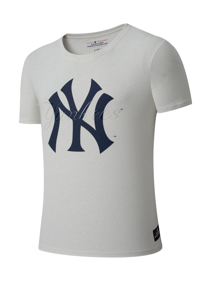 Playera gris de manga corta para hombre con logotipo de los New York Yankees en el pecho.