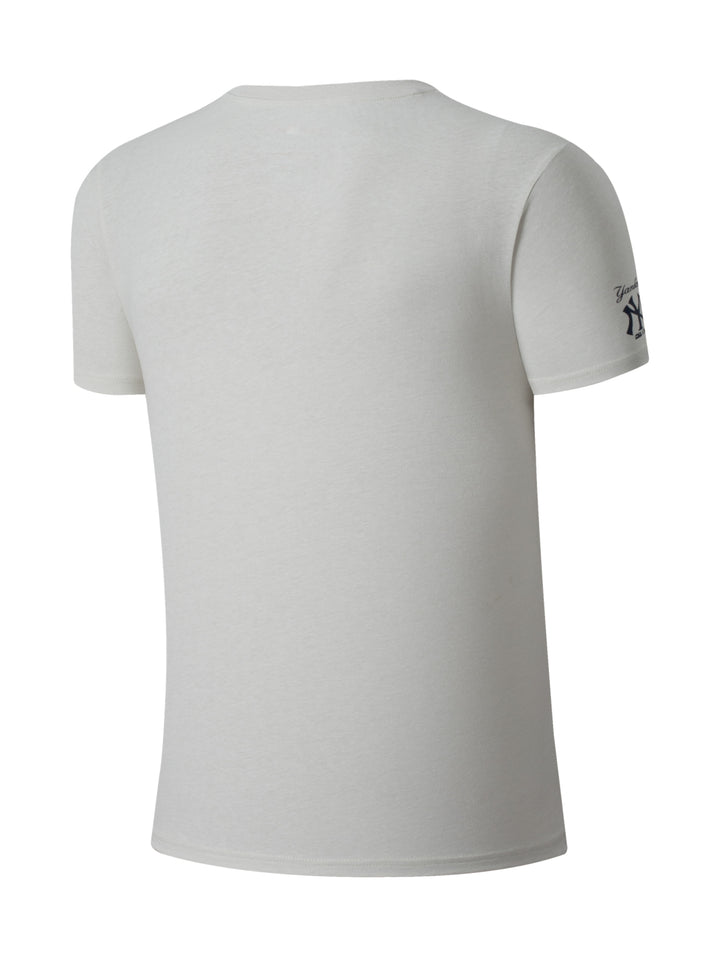 Playera gris de manga corta para hombre con logotipo de los New York Yankees en el pecho.