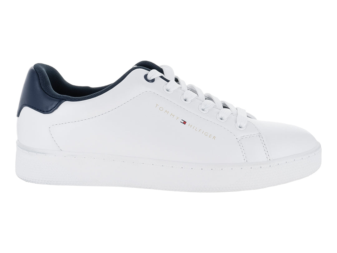 Tenis blancos Tommy Hilfiger con detalles en azul marino y suela blanca.