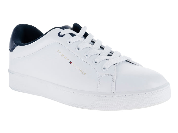 Tenis blancos Tommy Hilfiger con detalles en azul marino y suela blanca.