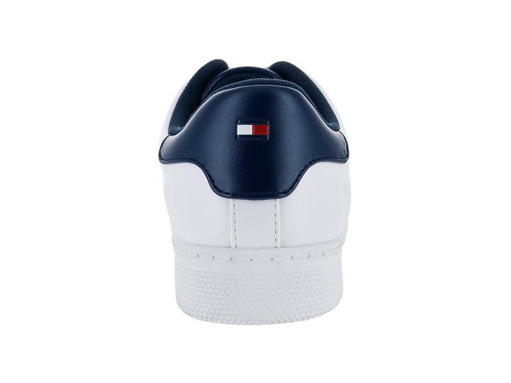 Tenis blancos Tommy Hilfiger con detalles en azul marino y suela blanca.