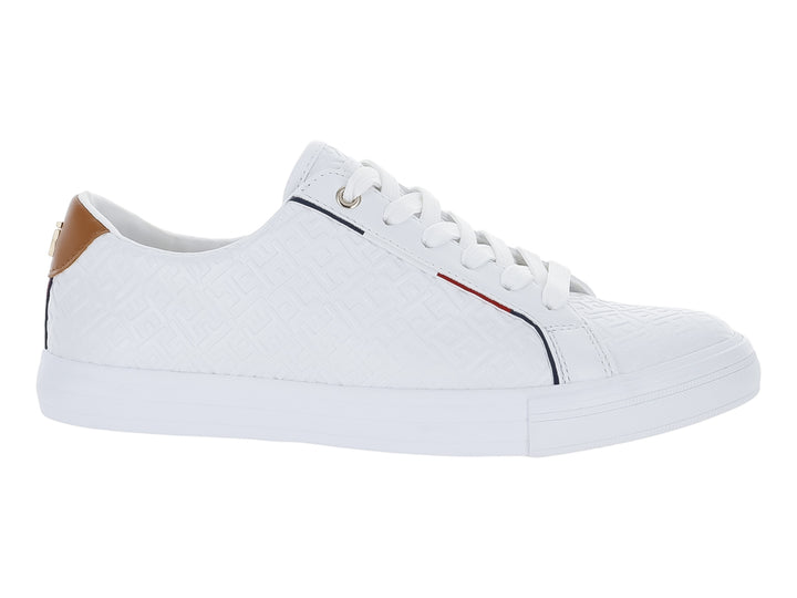 Tenis blancos Tommy Hilfiger con textura grabada, cordones blancos y detalle café en el talón.