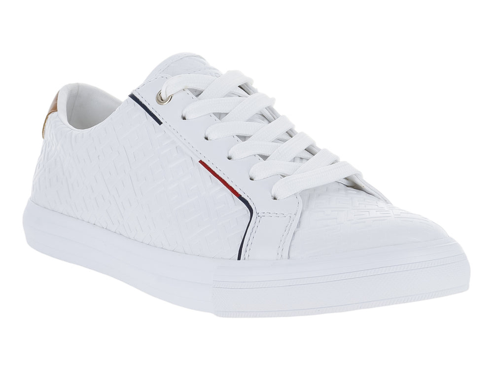 Tenis blancos Tommy Hilfiger con textura grabada, cordones blancos y detalle café en el talón.