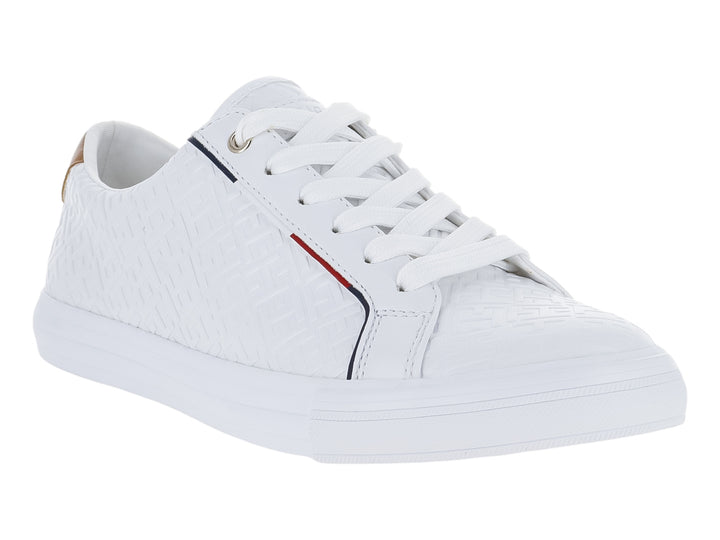 Tenis blancos Tommy Hilfiger con textura grabada, cordones blancos y detalle café en el talón.