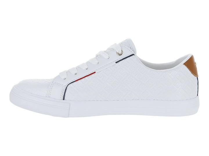 Tenis blancos Tommy Hilfiger con textura grabada, cordones blancos y detalle café en el talón.