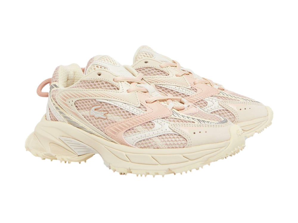 Tenis deportivos Lacoste en color blanco y rosa claro con suela gruesa y tejido de malla.