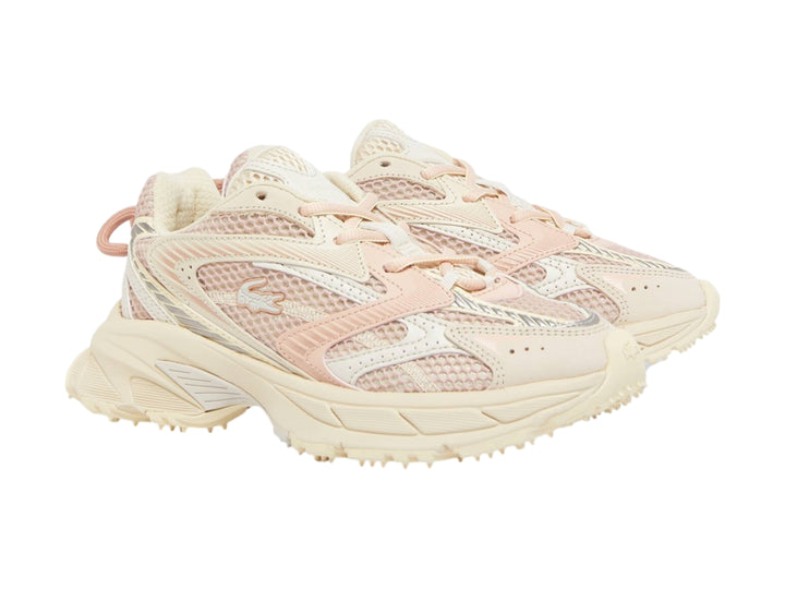 Tenis deportivos Lacoste en color blanco y rosa claro con suela gruesa y tejido de malla.