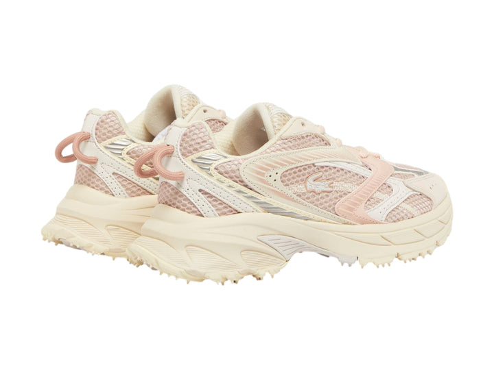 Tenis deportivos Lacoste en color blanco y rosa claro con suela gruesa y tejido de malla.