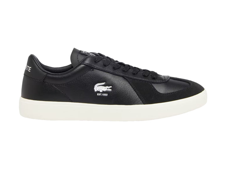 Tenis Lacoste de cuero color negro con suela blanca y logotipo del cocodrilo en el lateral.