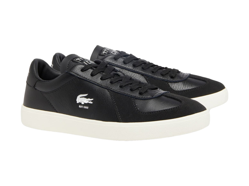Tenis Lacoste de cuero color negro con suela blanca y logotipo del cocodrilo en el lateral.