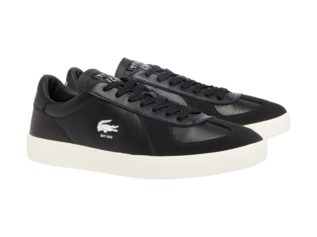 Tenis Lacoste de cuero color negro con suela blanca y logotipo del cocodrilo en el lateral.