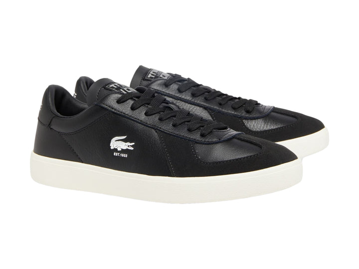 Tenis Lacoste de cuero color negro con suela blanca y logotipo del cocodrilo en el lateral.