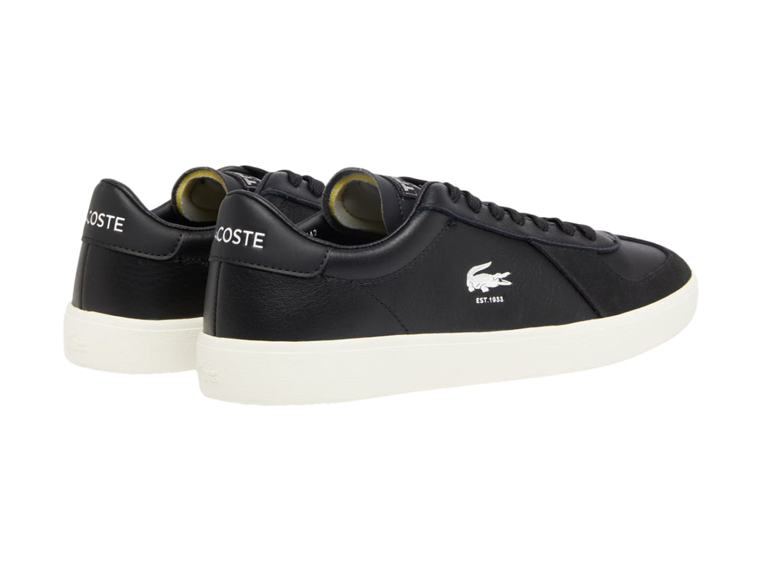 Tenis Lacoste de cuero color negro con suela blanca y logotipo del cocodrilo en el lateral.