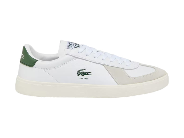 Tenis Lacoste blancos con detalles en color crema y talón verde, vista lateral.
