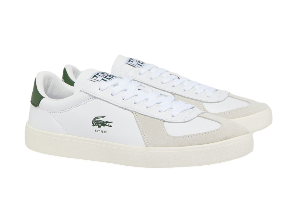 Tenis Lacoste blancos con detalles en color crema y talón verde, vista lateral.