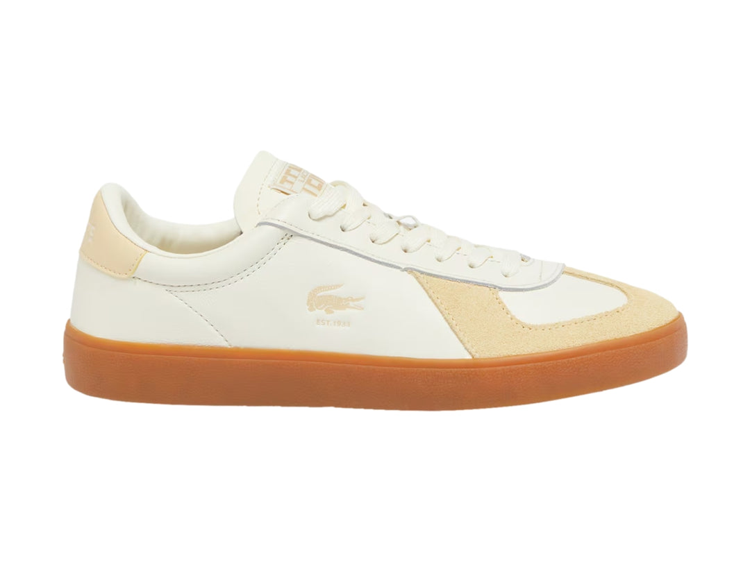 Tenis Lacoste color amarillo claro con detalles beige y suela de goma marrón.