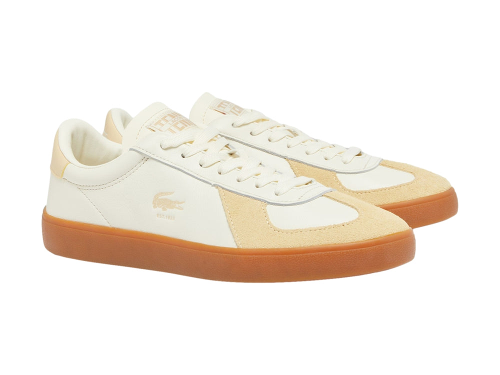 Tenis Lacoste color amarillo claro con detalles beige y suela de goma marrón.