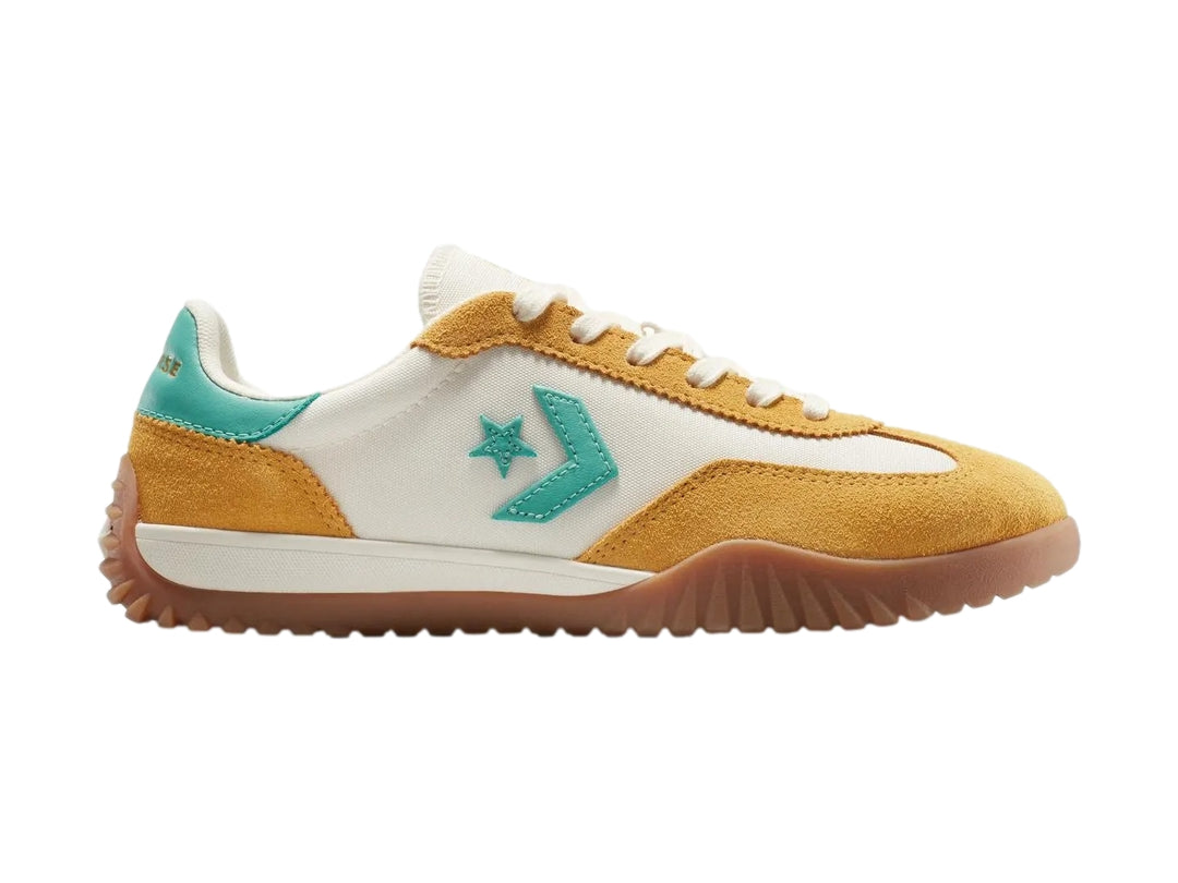 Tenis Converse Run Star Trainer en colores amarillo, blanco y verde con suela de goma marrón.