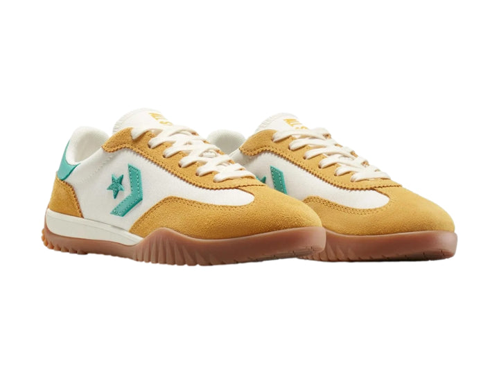 Tenis Converse Run Star Trainer en colores amarillo, blanco y verde con suela de goma marrón.