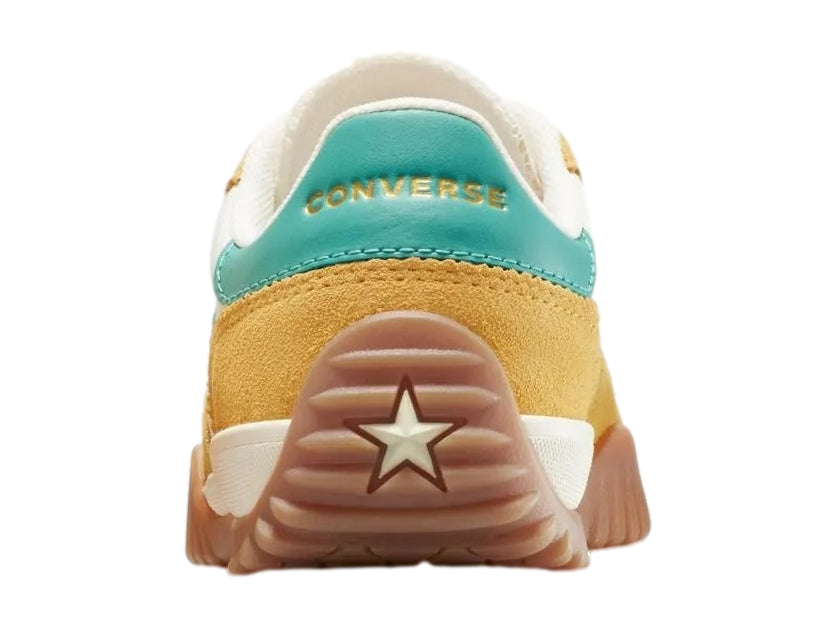 Tenis Converse Run Star Trainer en colores amarillo, blanco y verde con suela de goma marrón.