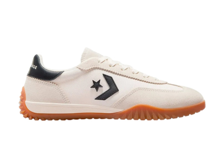 Tenis Converse Run Star Trainer color blanco hueso con suela color miel y detalles en negro.