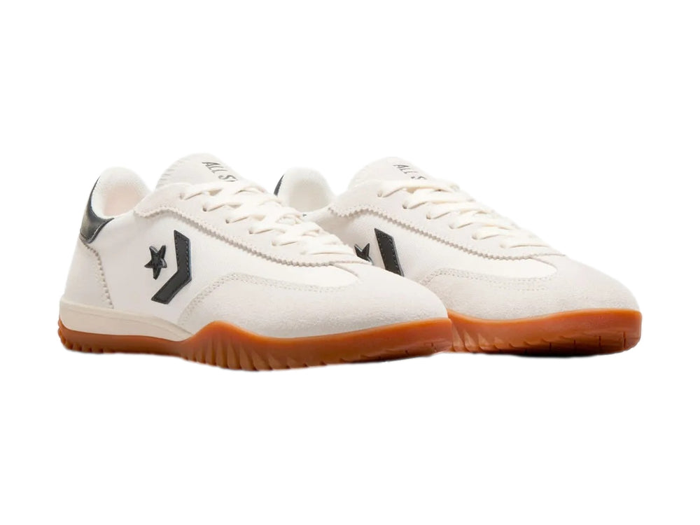 Tenis Converse Run Star Trainer color blanco hueso con suela color miel y detalles en negro.