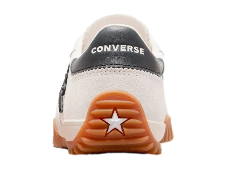 Tenis Converse Run Star Trainer color blanco hueso con suela color miel y detalles en negro.