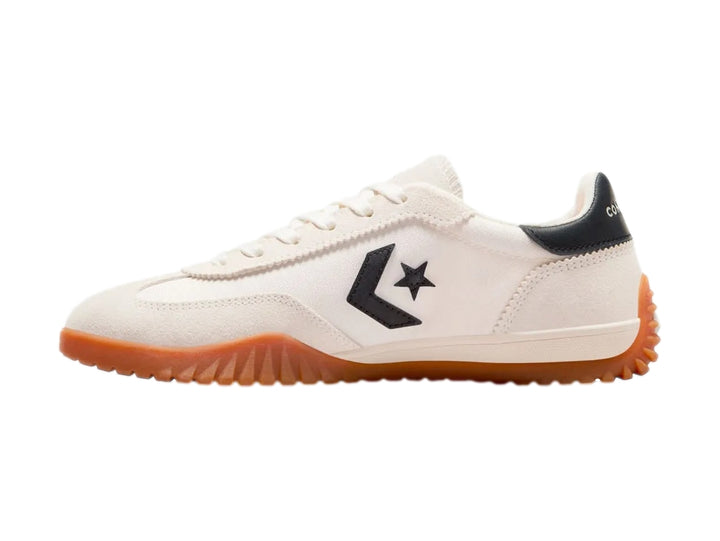 Tenis Converse Run Star Trainer color blanco hueso con suela color miel y detalles en negro.