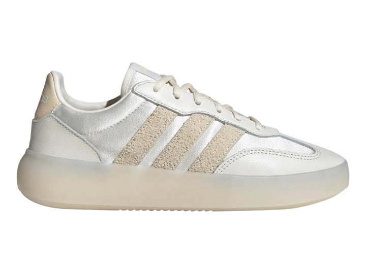 Tenis Adidas Barreda Decode color blanco hueso con suela ancha y franjas laterales en beige.