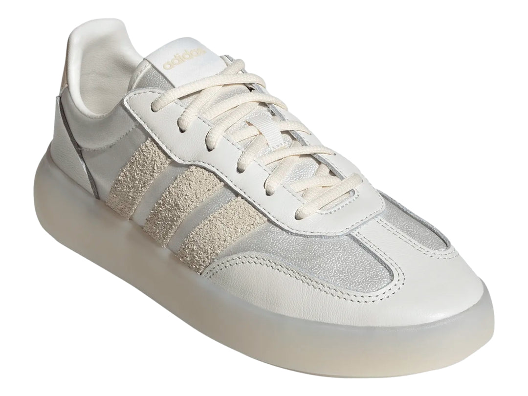 Tenis Adidas Barreda Decode color blanco hueso con suela ancha y franjas laterales en beige.