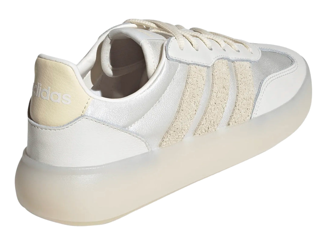 Tenis Adidas Barreda Decode color blanco hueso con suela ancha y franjas laterales en beige.
