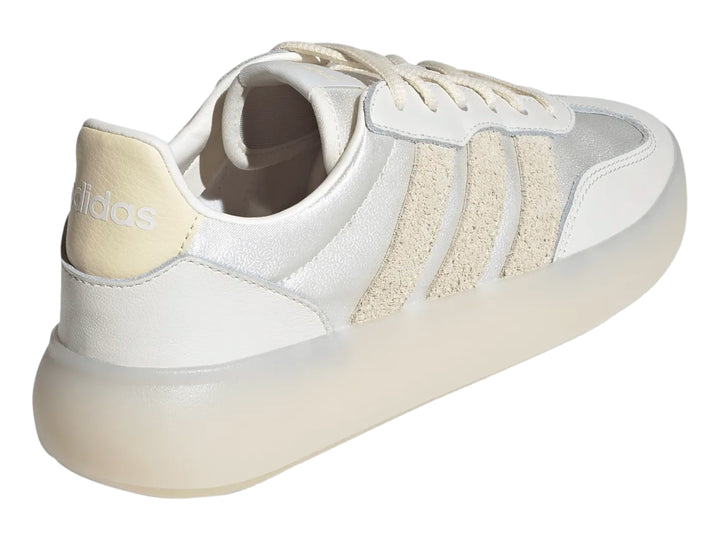 Tenis Adidas Barreda Decode color blanco hueso con suela ancha y franjas laterales en beige.