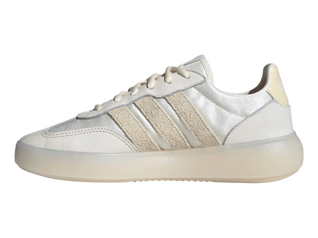 Tenis Adidas Barreda Decode color blanco hueso con suela ancha y franjas laterales en beige.