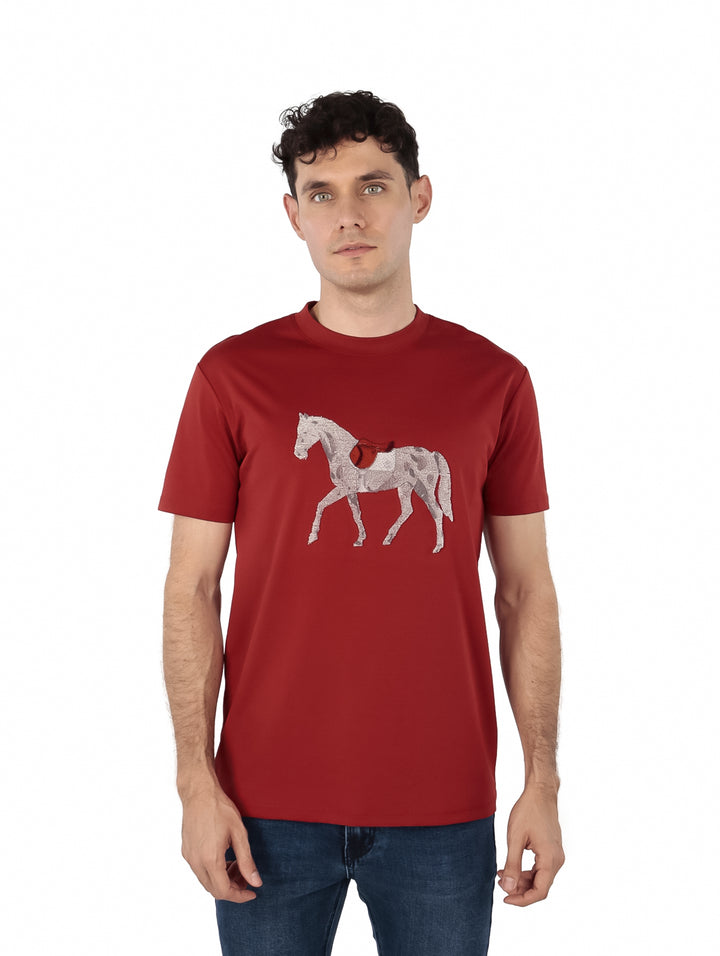 Playera roja de manga corta para hombre con estampado de un caballo blanco en el pecho.