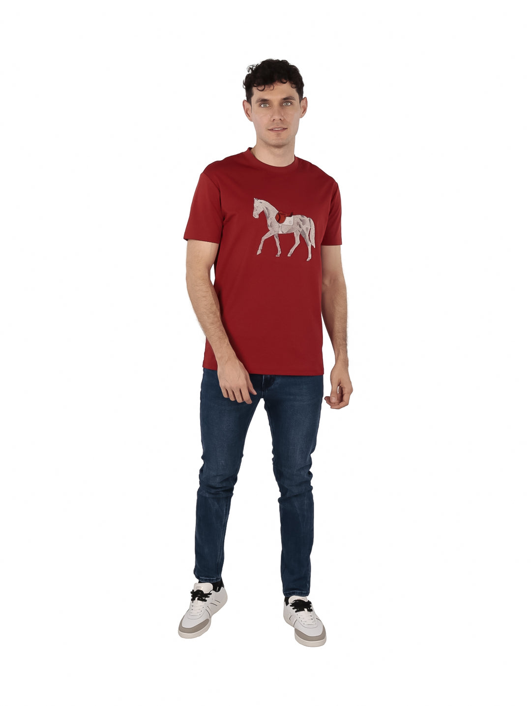 Playera roja de manga corta para hombre con estampado de un caballo blanco en el pecho.