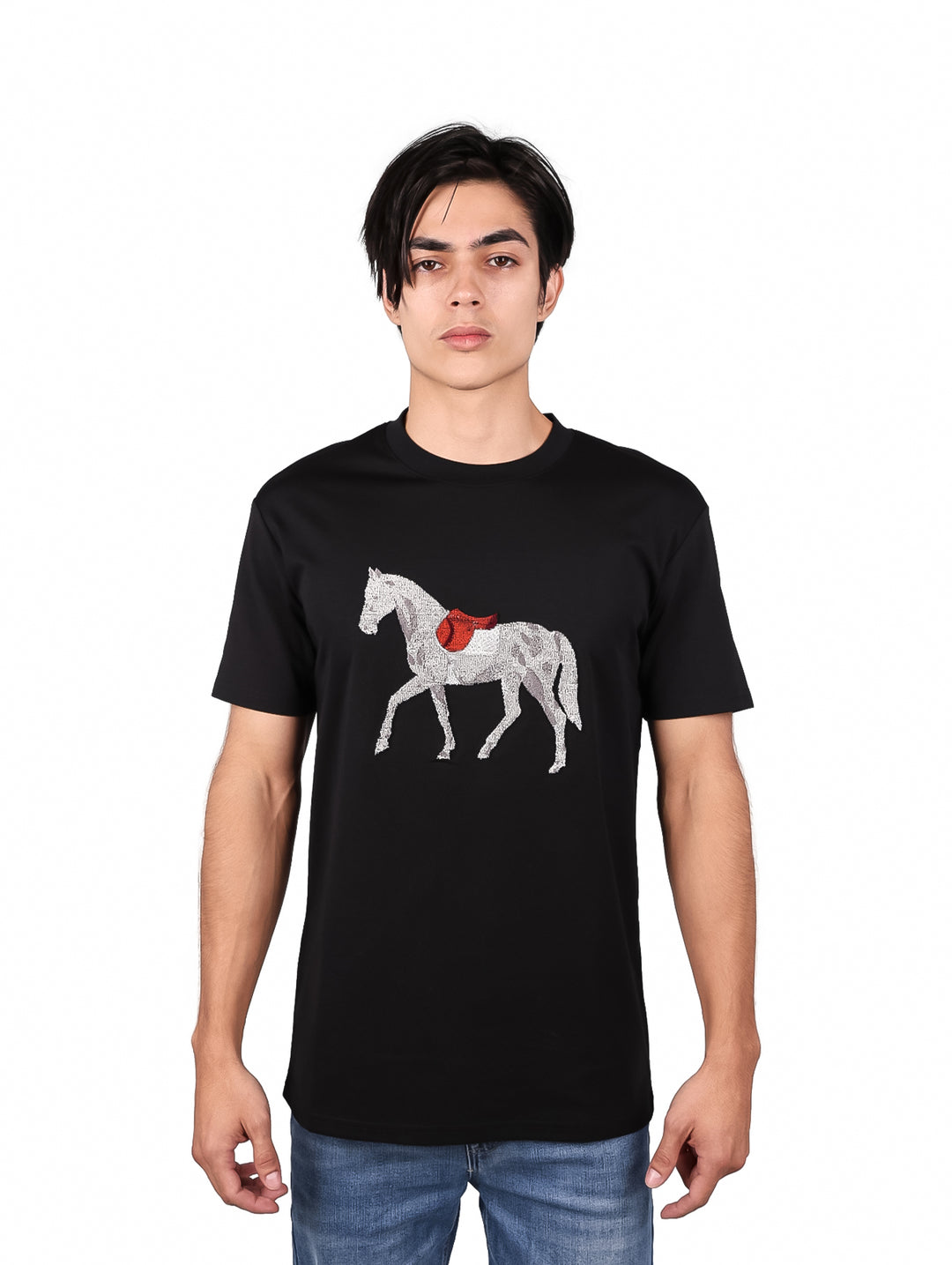 Playera negra de manga corta con estampado de un caballo blanco y rojo en el pecho.