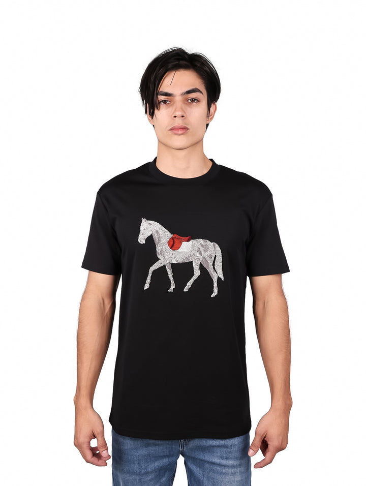 Playera negra de manga corta con estampado de un caballo blanco y rojo en el pecho.