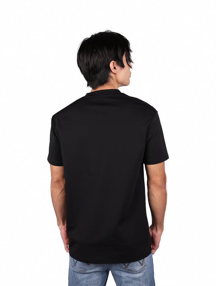 Playera negra de manga corta con estampado de un caballo blanco y rojo en el pecho.