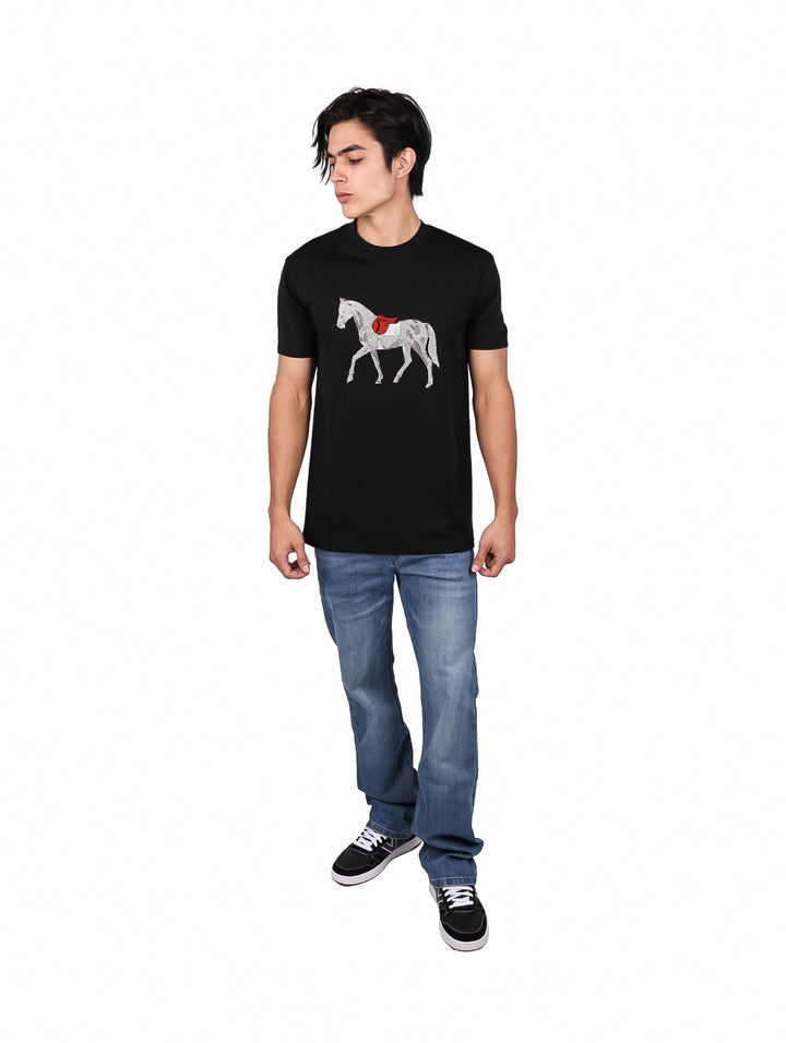 Playera negra de manga corta con estampado de un caballo blanco y rojo en el pecho.
